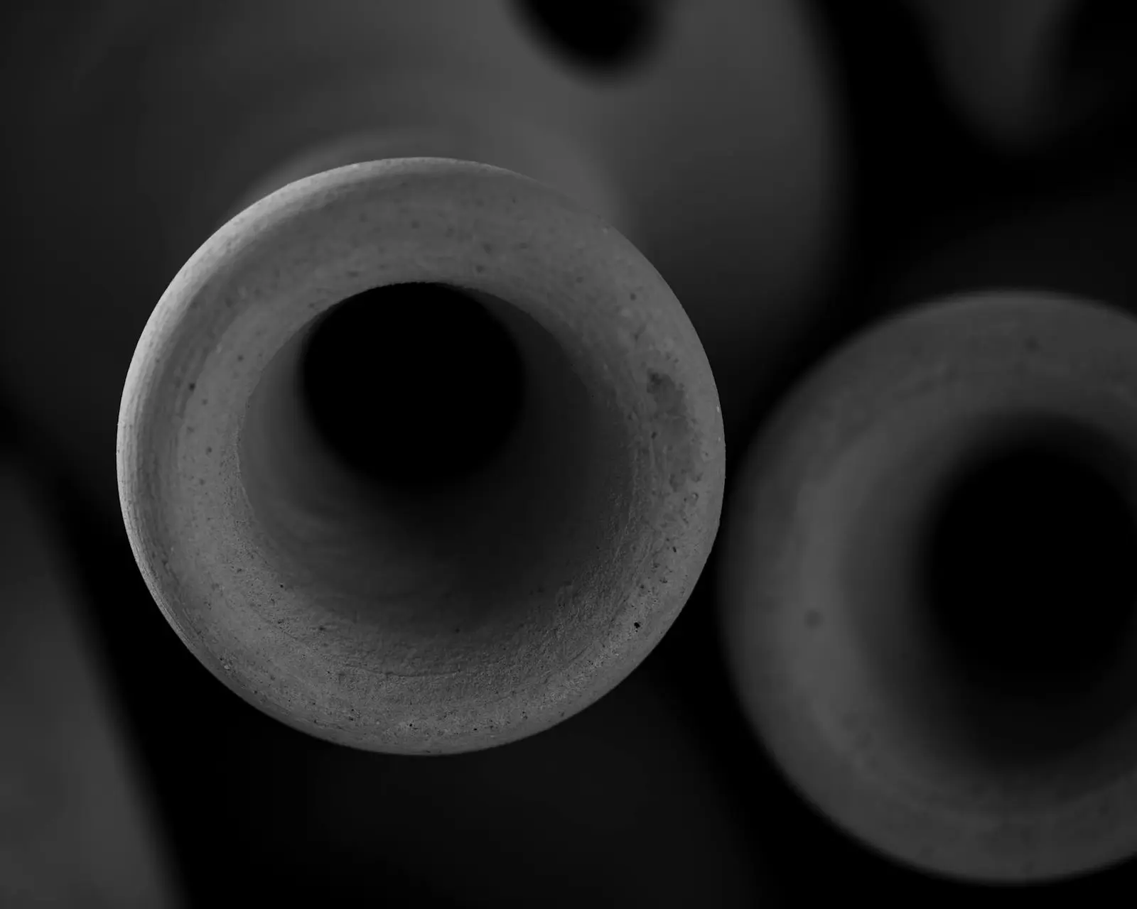 Monolithic ceramic vessel
