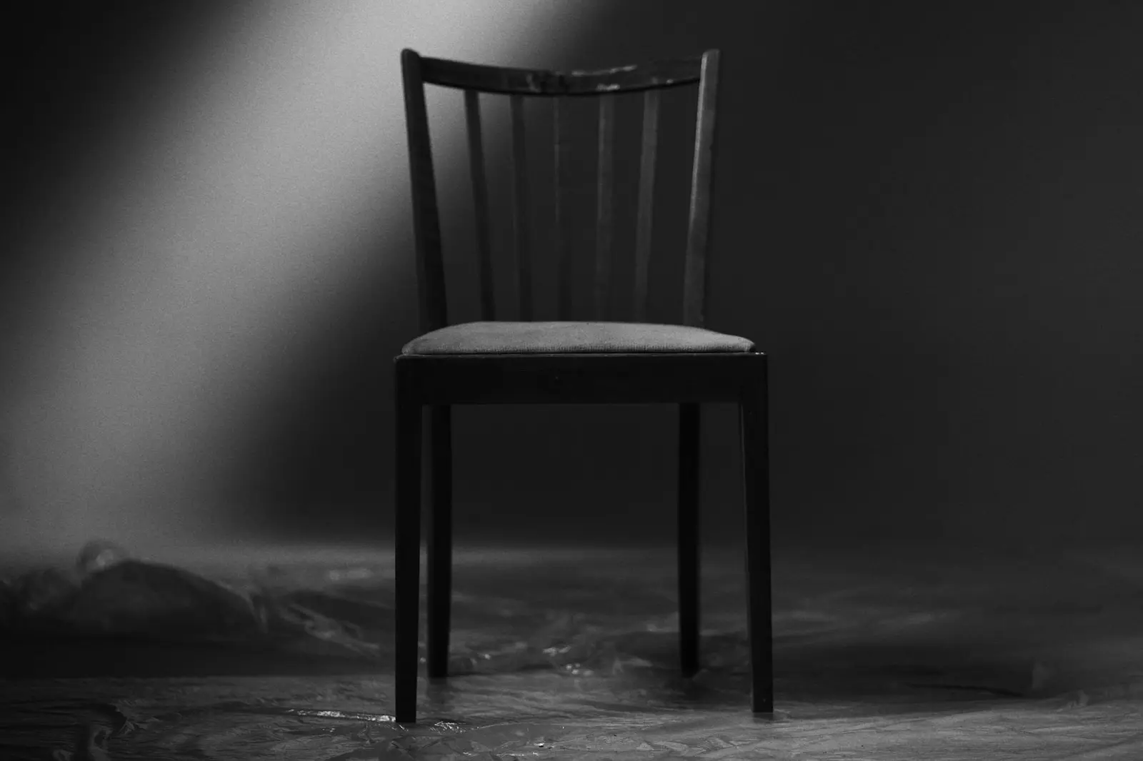 Structural minimalist chair