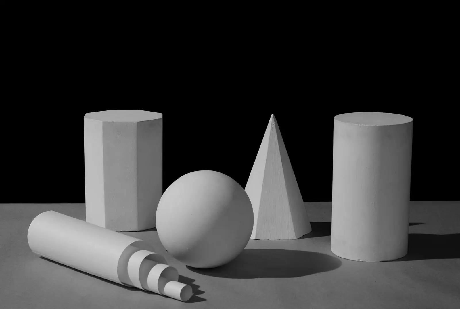 Light playing on geometric shapes